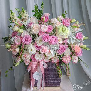 Lẵng hoa nhẹ nhàng tinh khiết