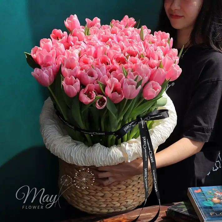 Giỏ hoa Tulip hồng nhập khẩu cao cấp 