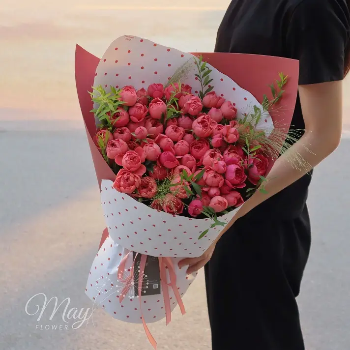 Bó hoa hông chùm đỏ xinh xắn