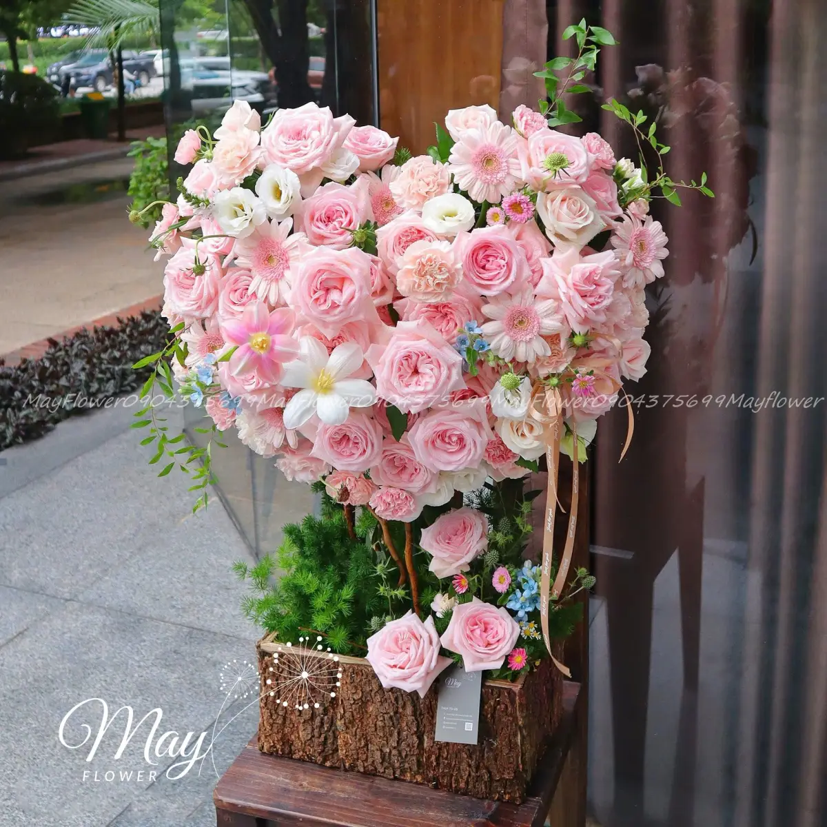 mẫu hoa 20 10 cao cấp thiết kế hộp hoa trái tim sự kết nối ngọt ngào